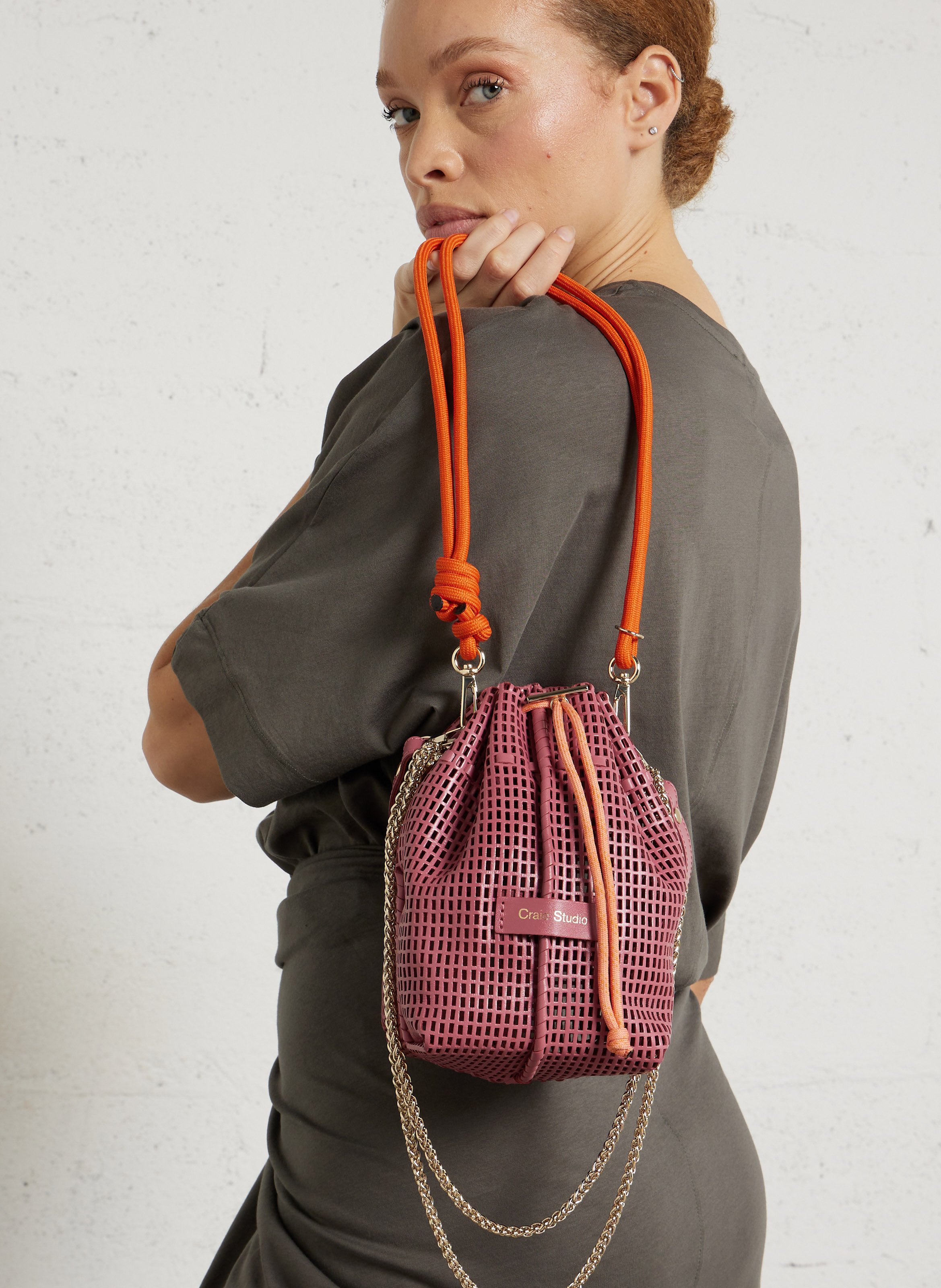 Sac bourse porté main en cuir ajouré CRAIE STUDIO Rose