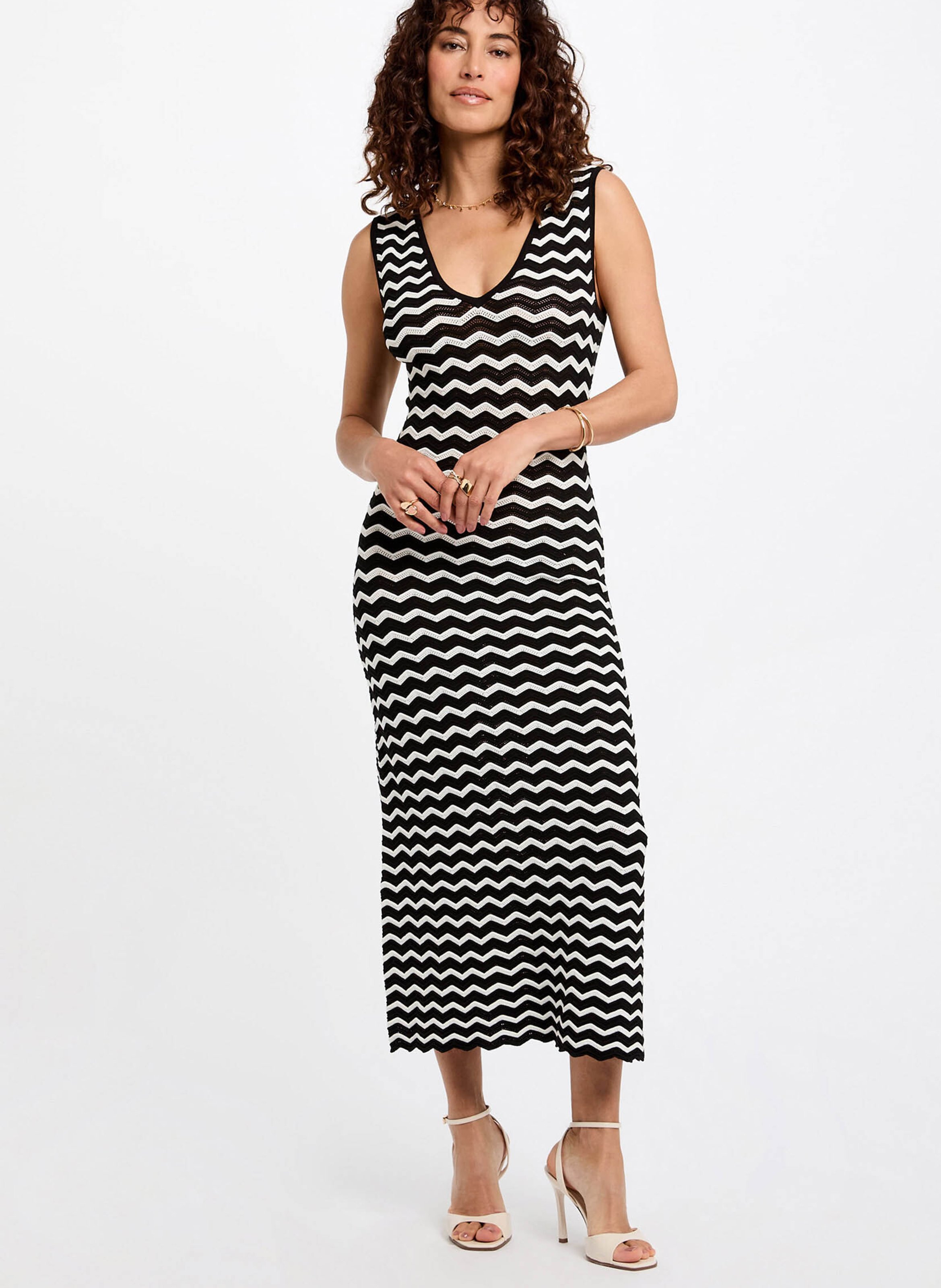 Gebreide lange jurk met zigzagstrepen. MORGAN Zwart