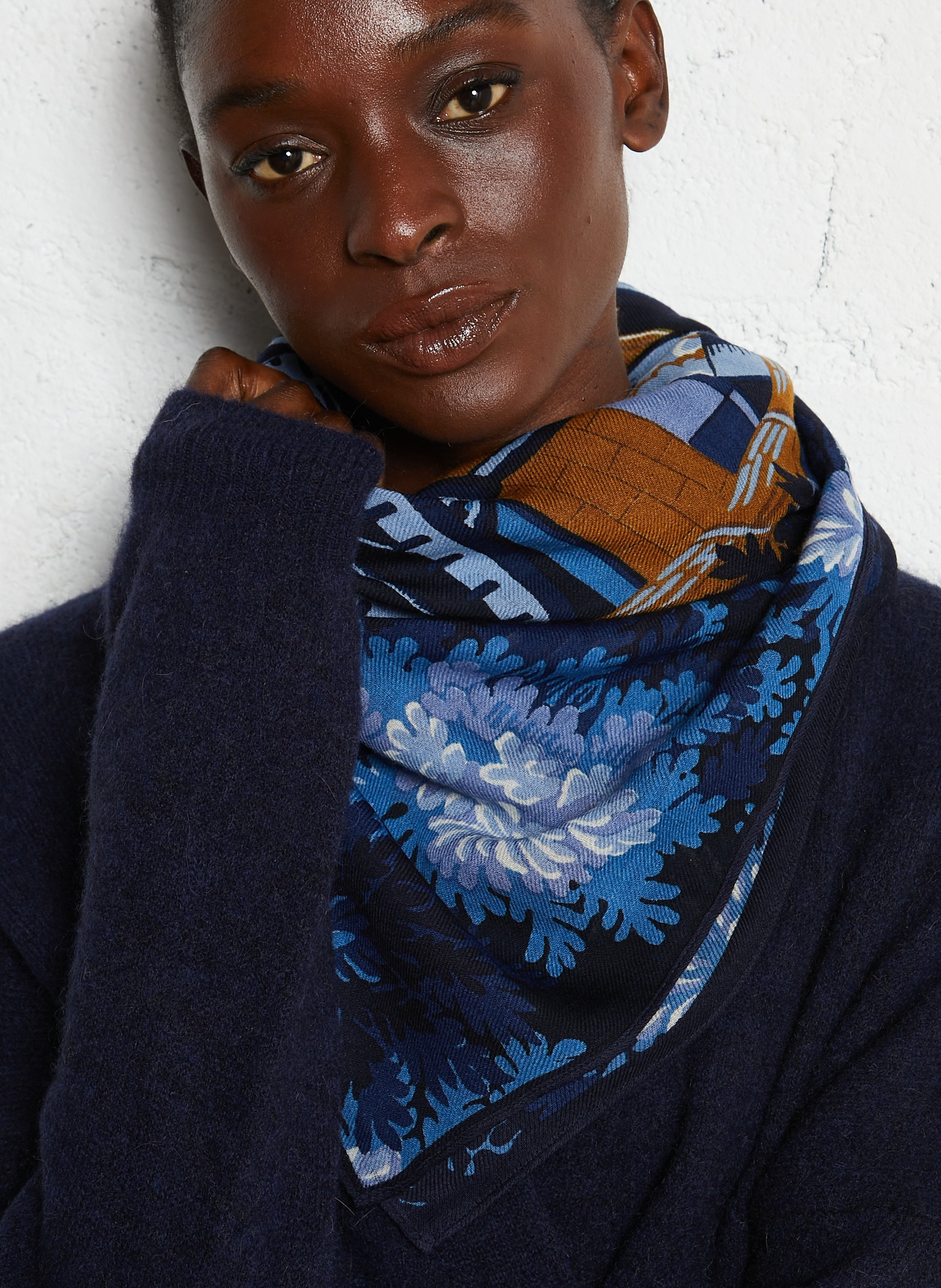 Etole carré imprimée en laine INOUI EDITIONS Bleu