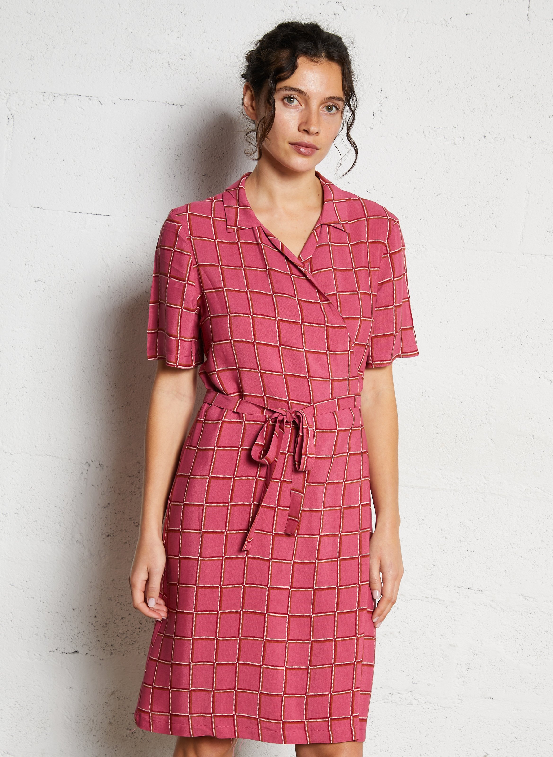 Halflange jurk met V-hals en print NICE THINGS Roze