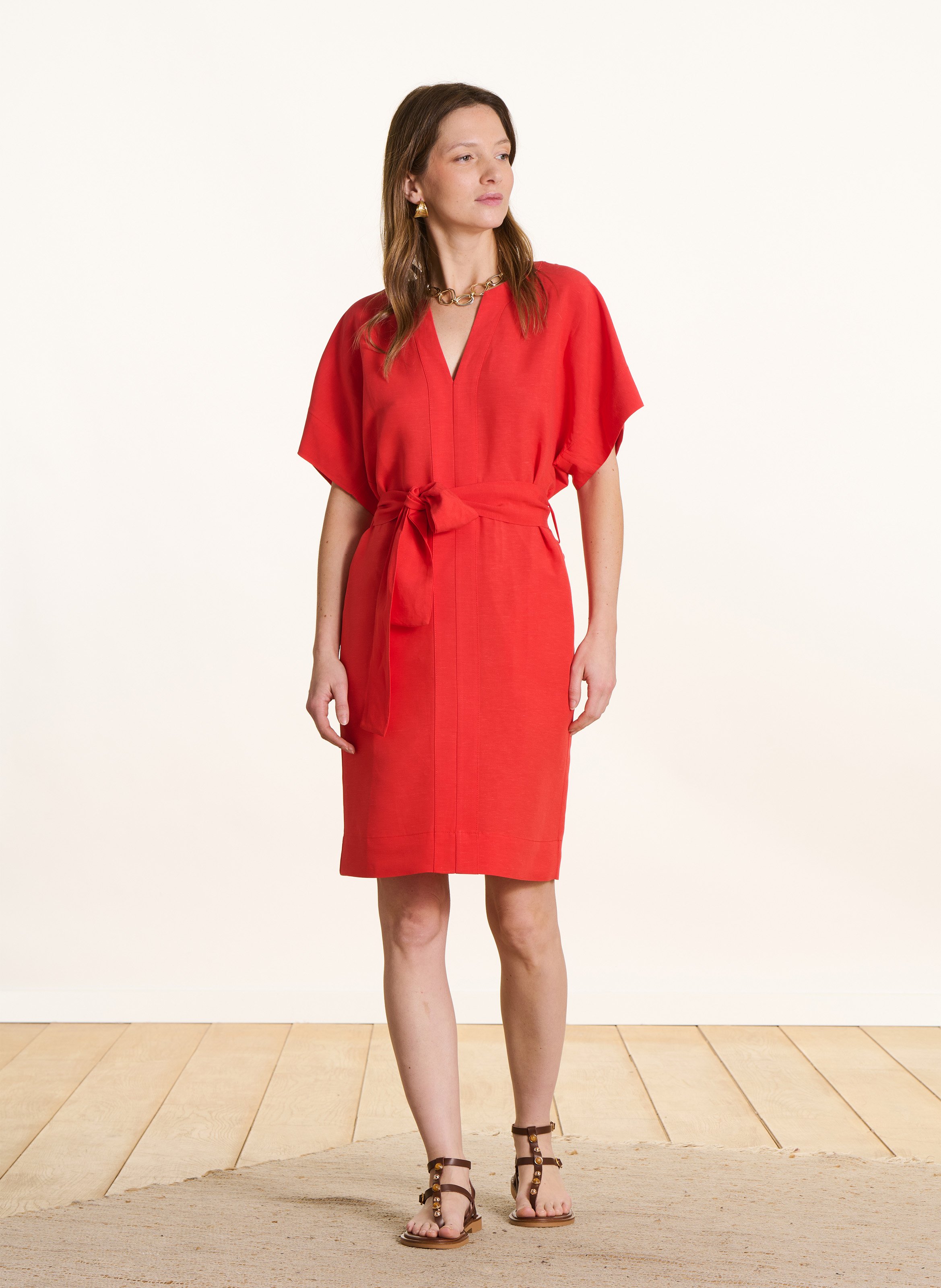 Korte wijde jurk met een effen tuniek kraag LA FEE MARABOUTEE