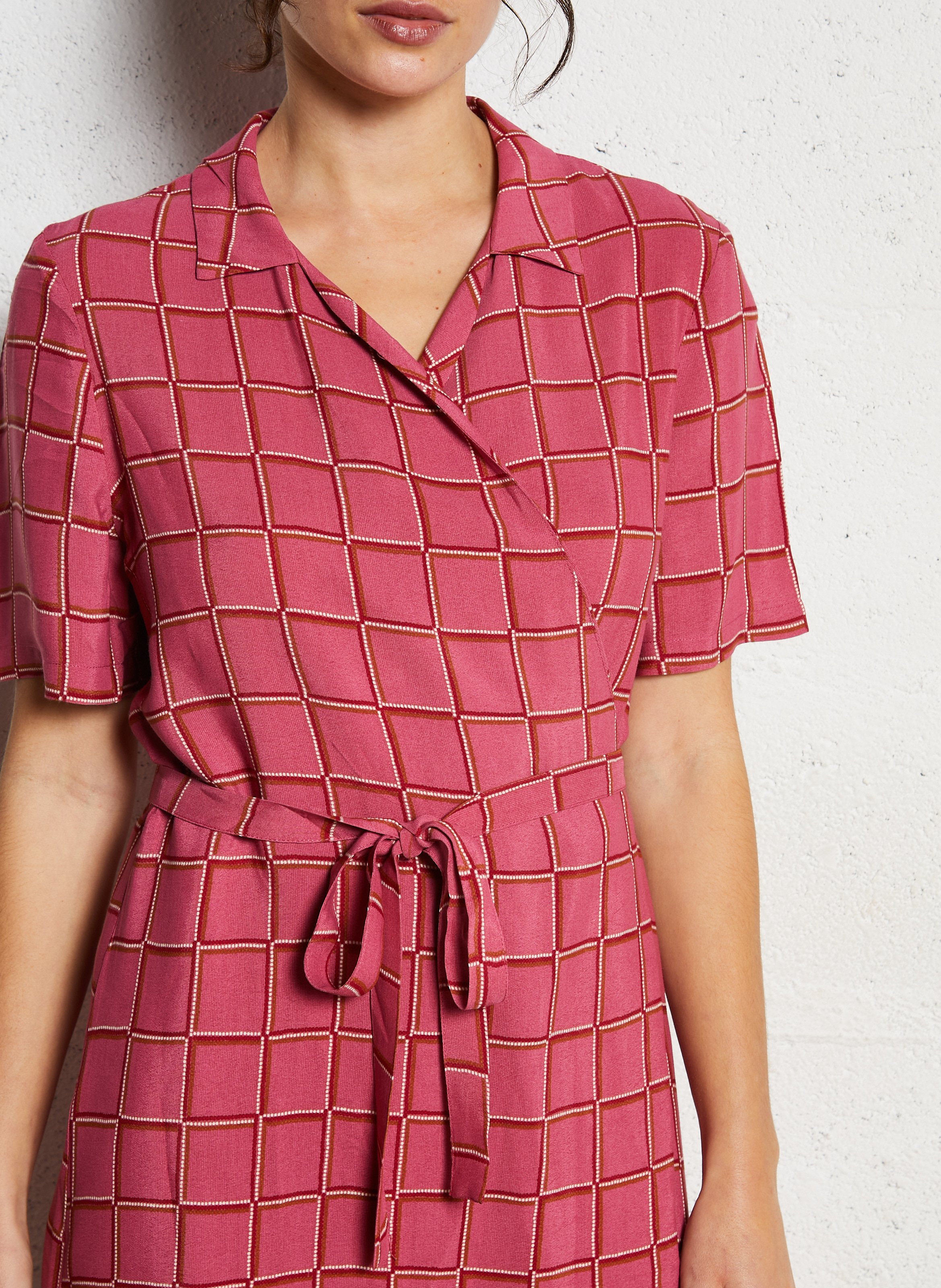 Halflange jurk met V-hals en print NICE THINGS Roze