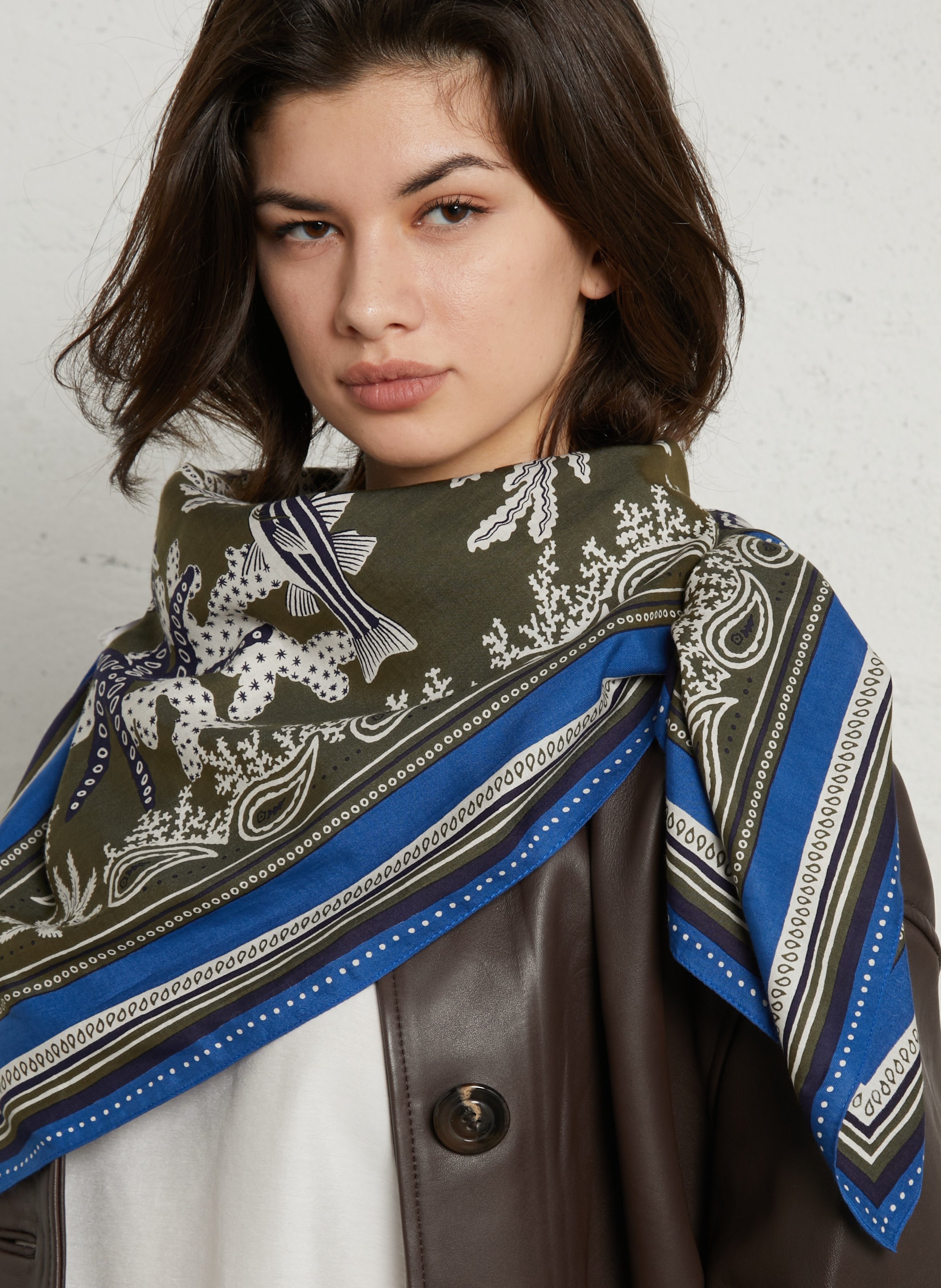 Vierkante sjaal met visprint van katoen en zijde. INOUI EDITIONS Kaki