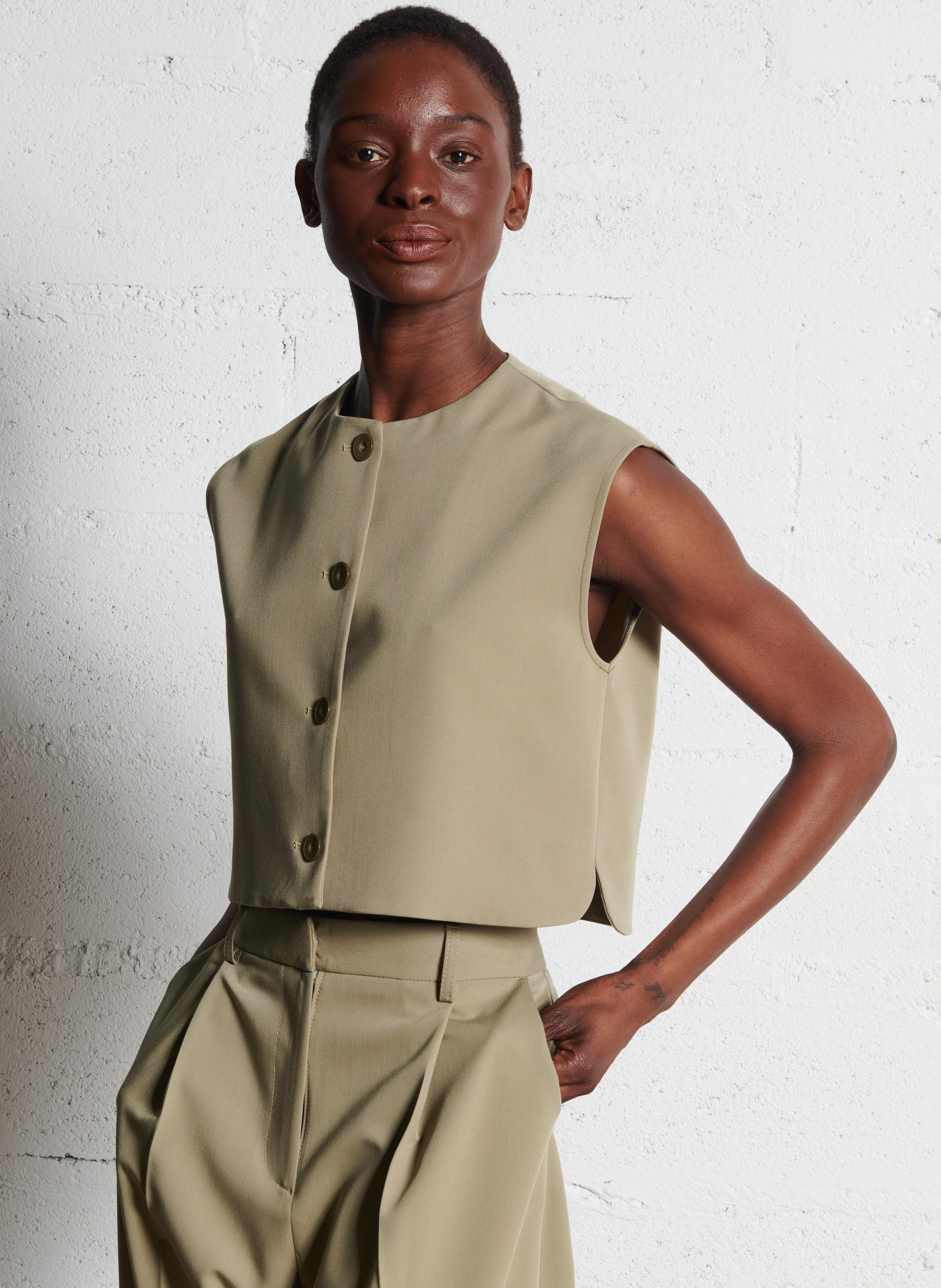 Round neck tailored vest IMPERIAL Khaki