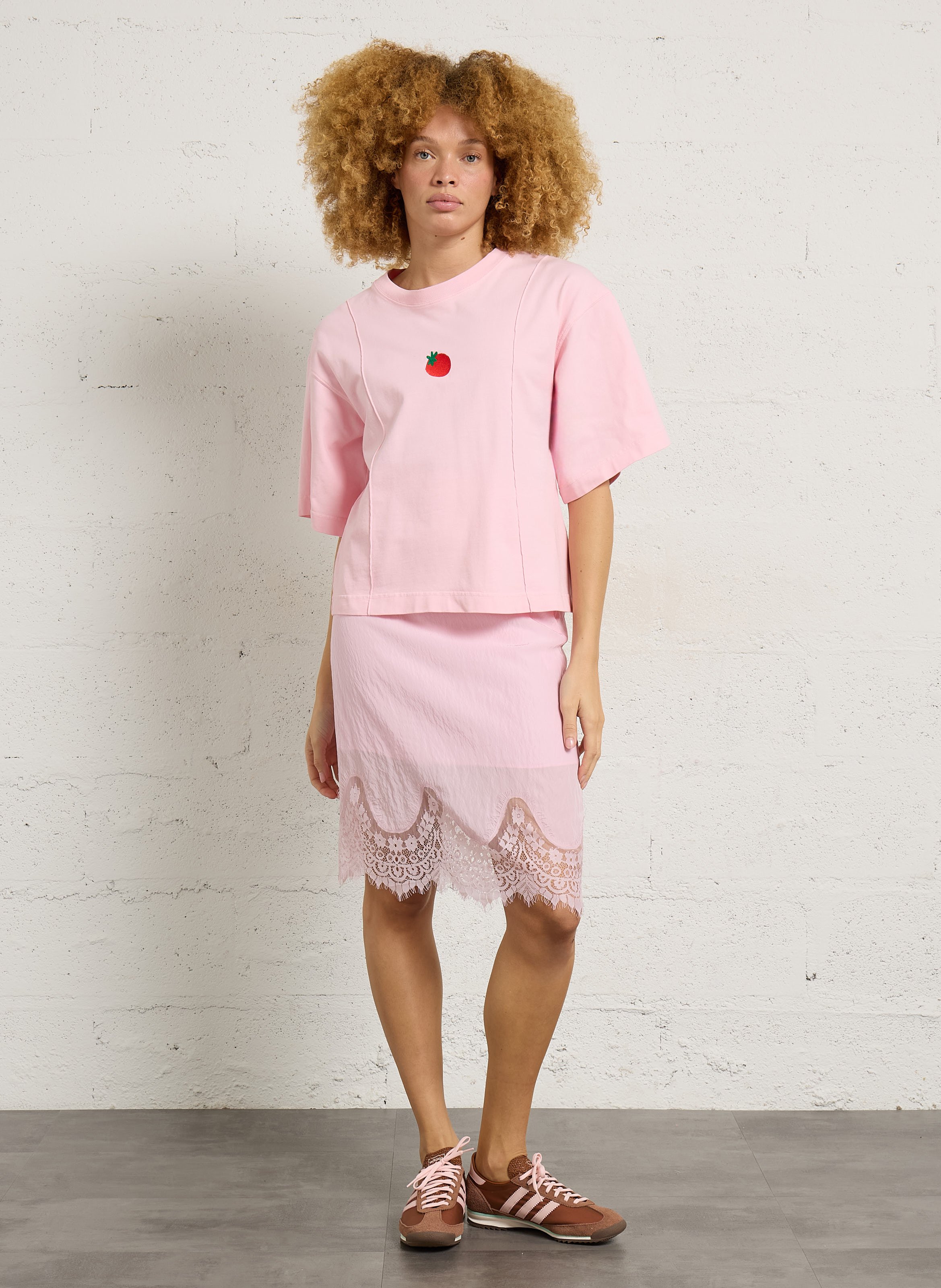 Weites T-Shirt mit kurzer Länge und Erdbeerstickerei DR BLOOM Rosa