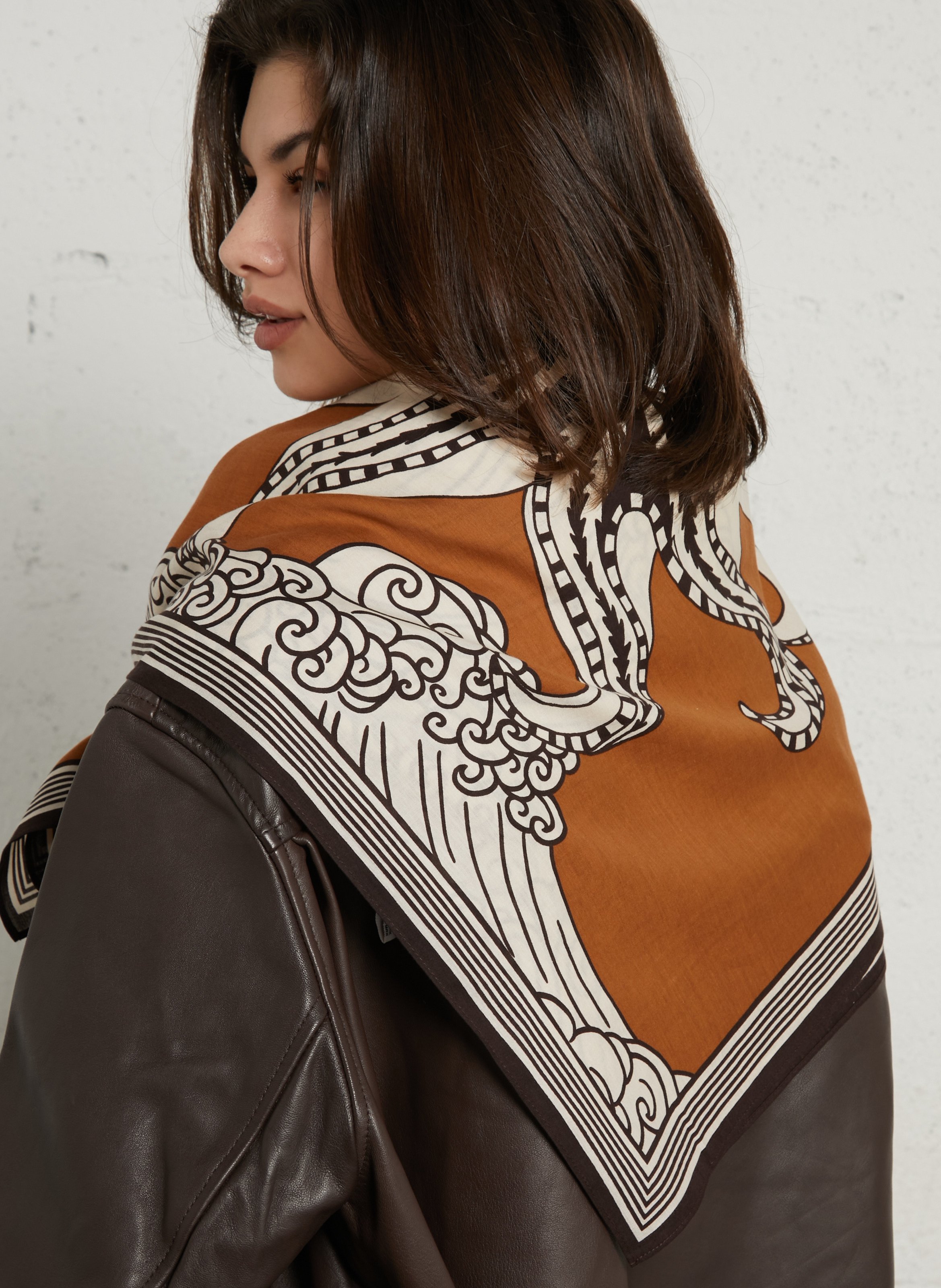 Gedrukte sjaal met vissen in katoenmix INOUI EDITIONS Bruin