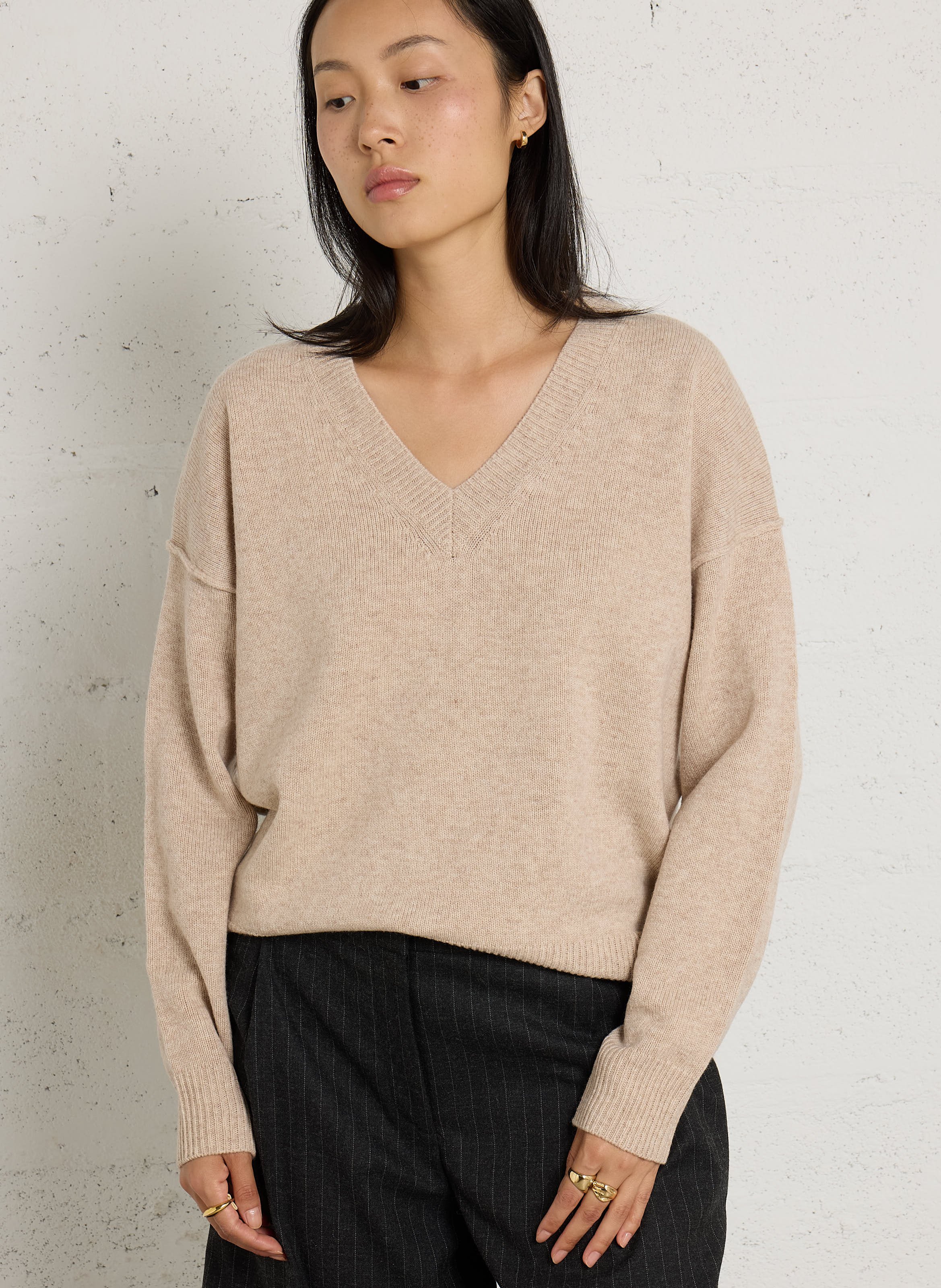 Ruimvallende, merinowollen trui met V-hals MAJESTIC FILATURES Beige