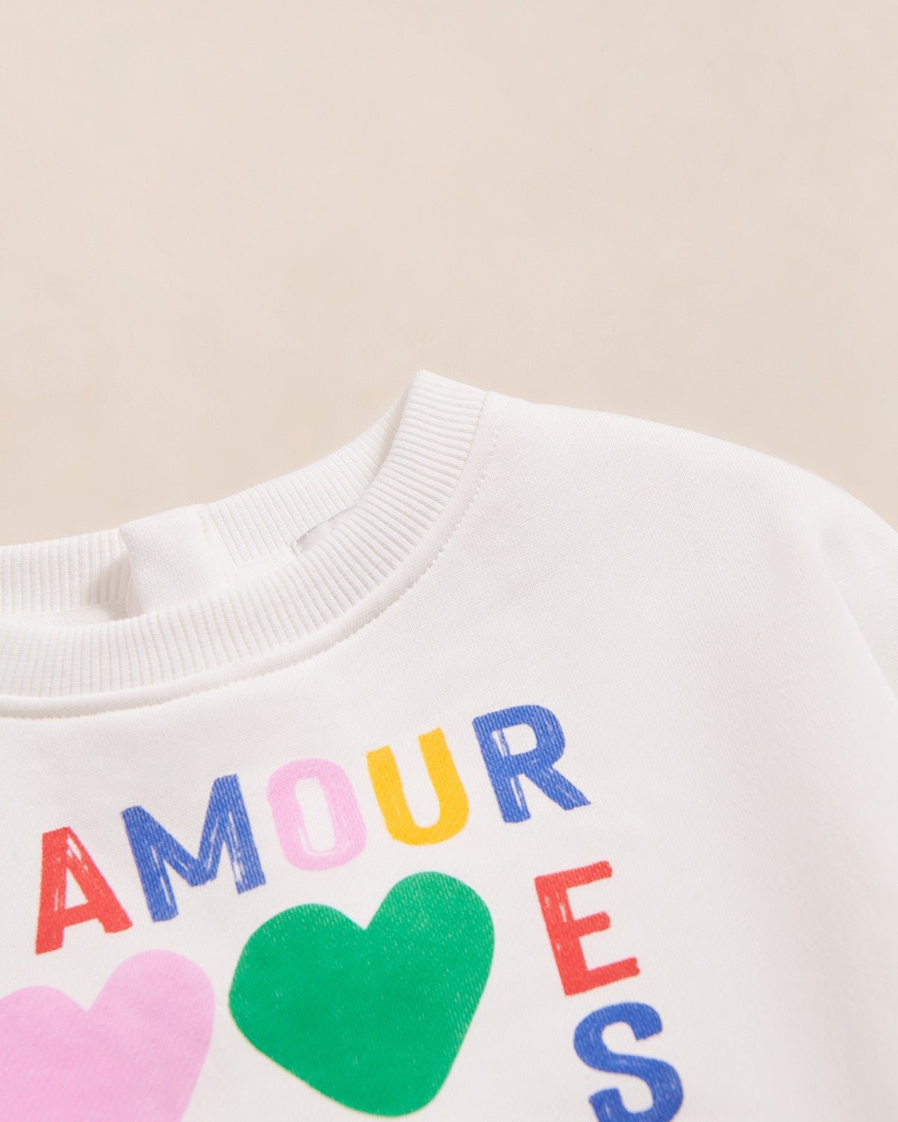The "Love Declaration" sweatshirt is made of organic cotton. EMOI EMOI Multicolored