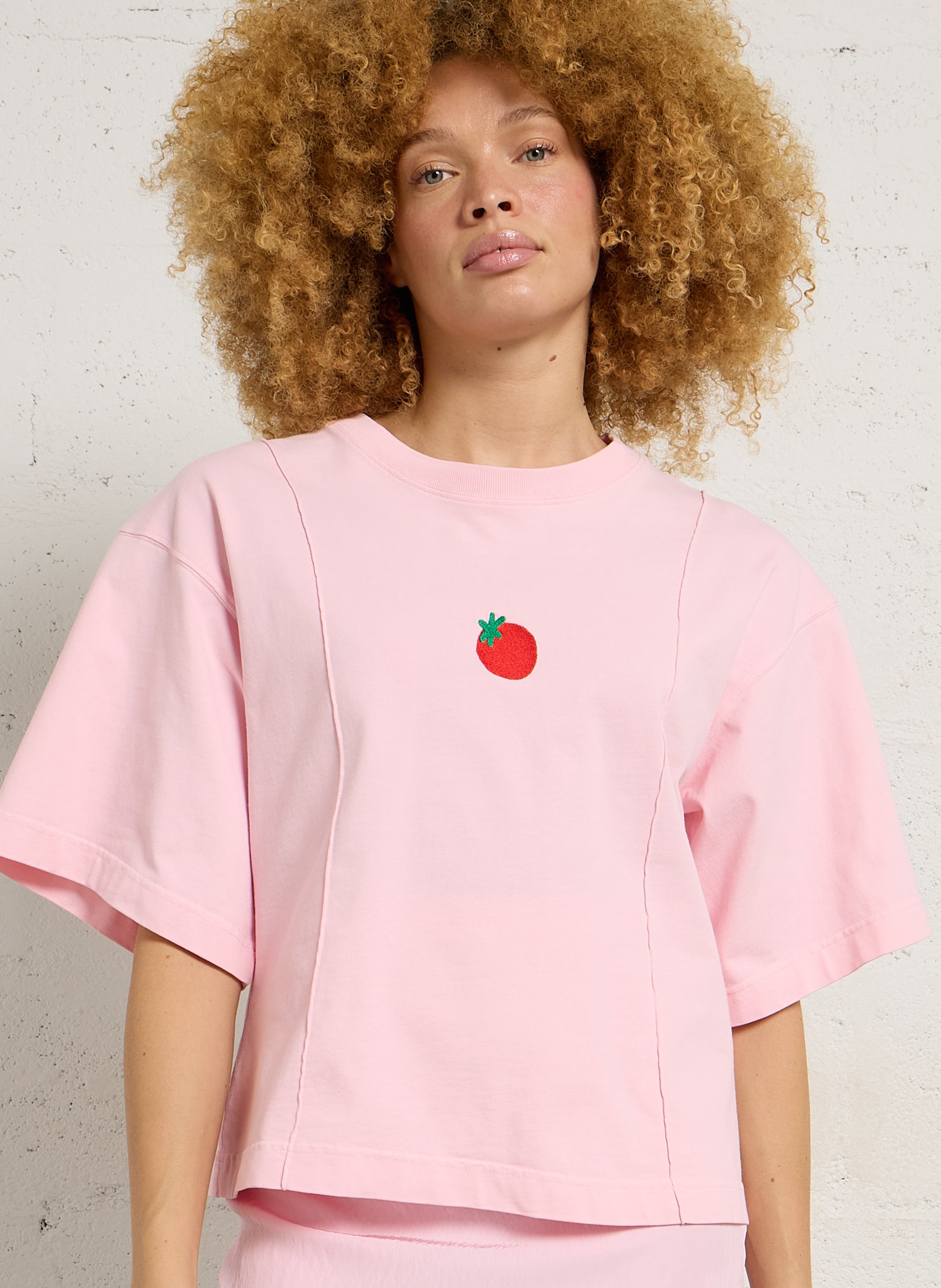 Wijd korte T-shirt met aardbeiborduursel. DR BLOOM