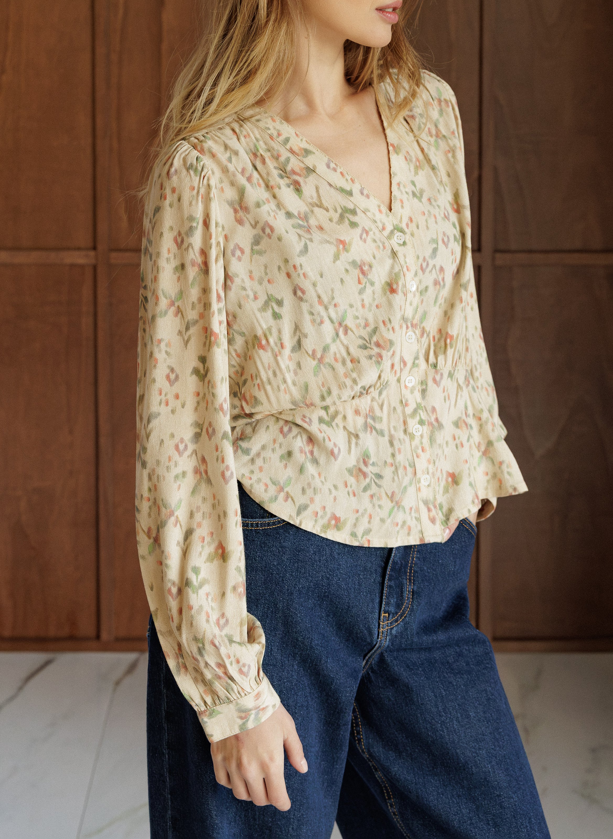 Fitted printed V-neck shirt INDI & COLD Beige