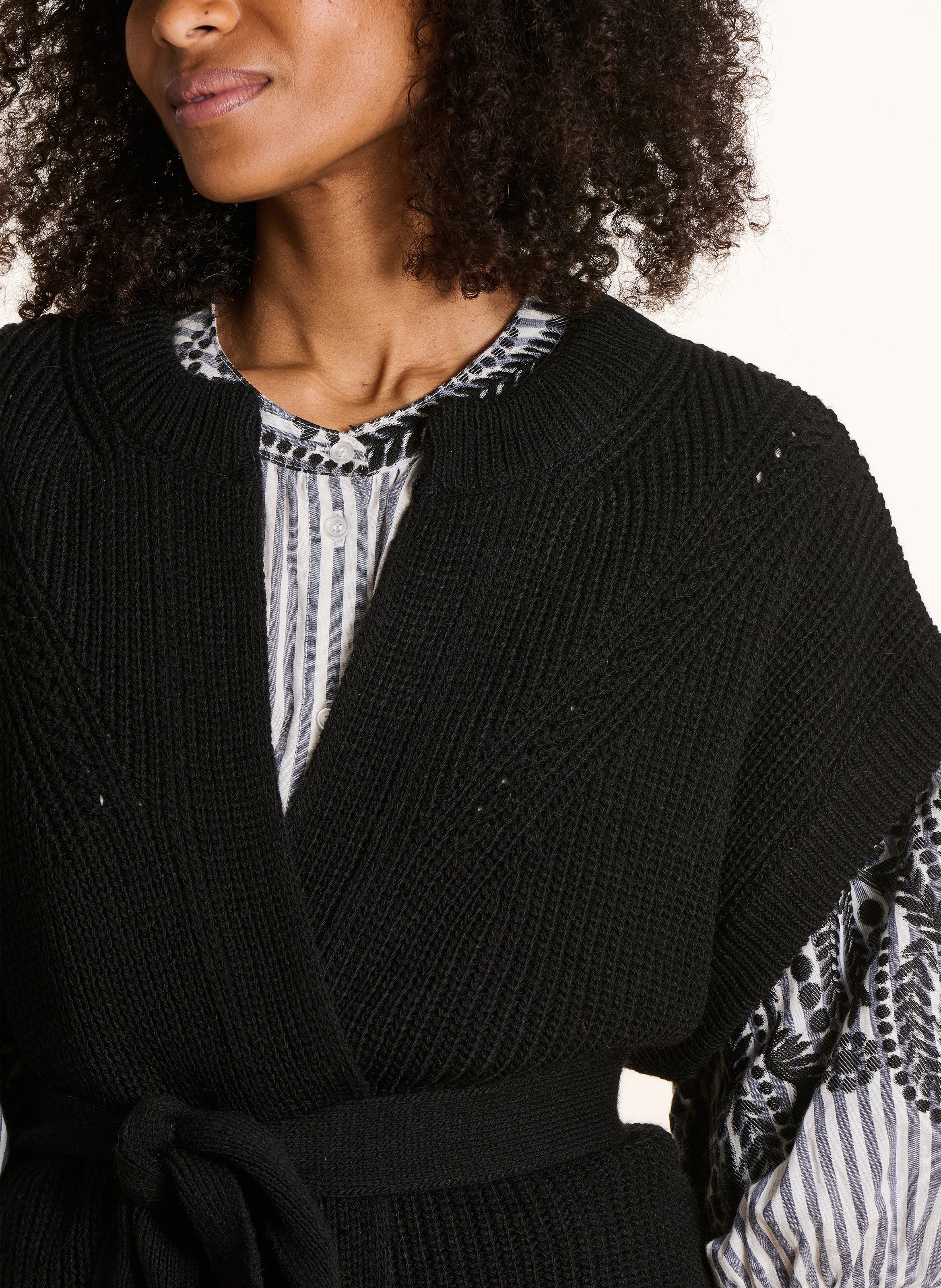 Strickjacke mit Rundhalsausschnitt LA FEE MARABOUTEE Schwarz