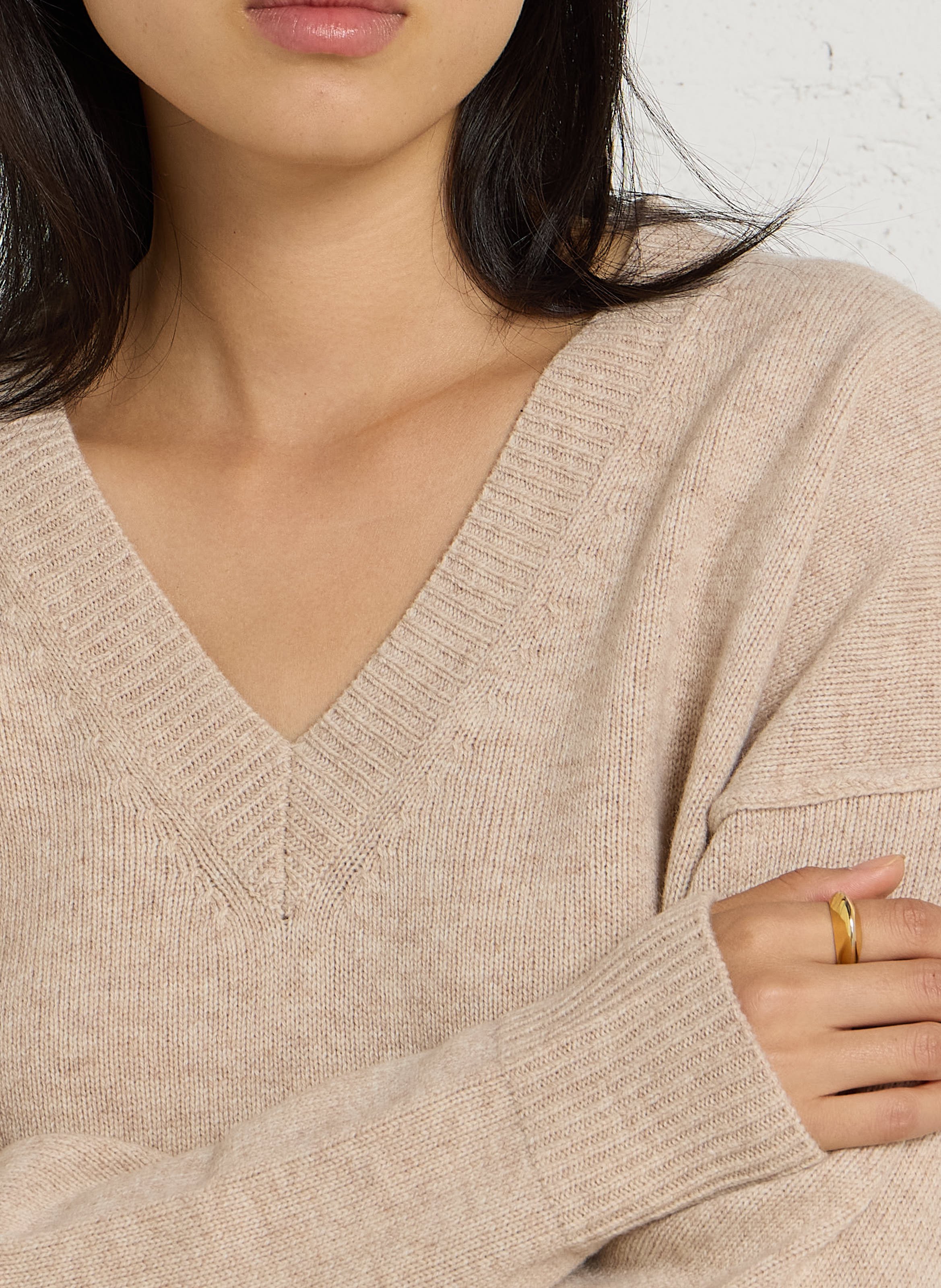 Ruimvallende, merinowollen trui met V-hals MAJESTIC FILATURES Beige