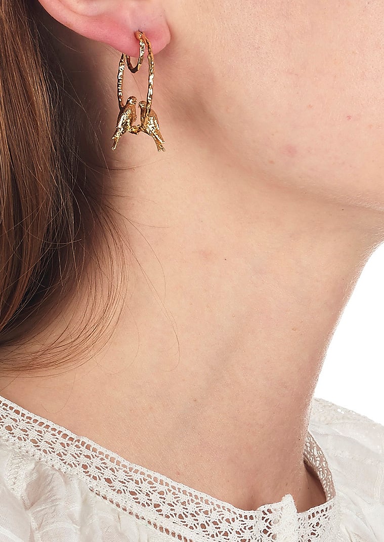 Piccoli Orecchini A Cerchio Con Coppia Di Rondini Nature Flamboyante Dore  Les Nereides - Donna | Place des Tendances