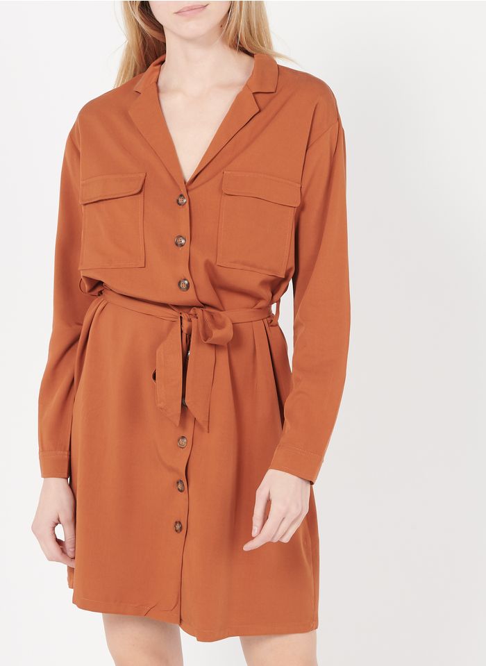 GRACE ET MILA Korte jurk met V-hals en ceintuur | Oranje