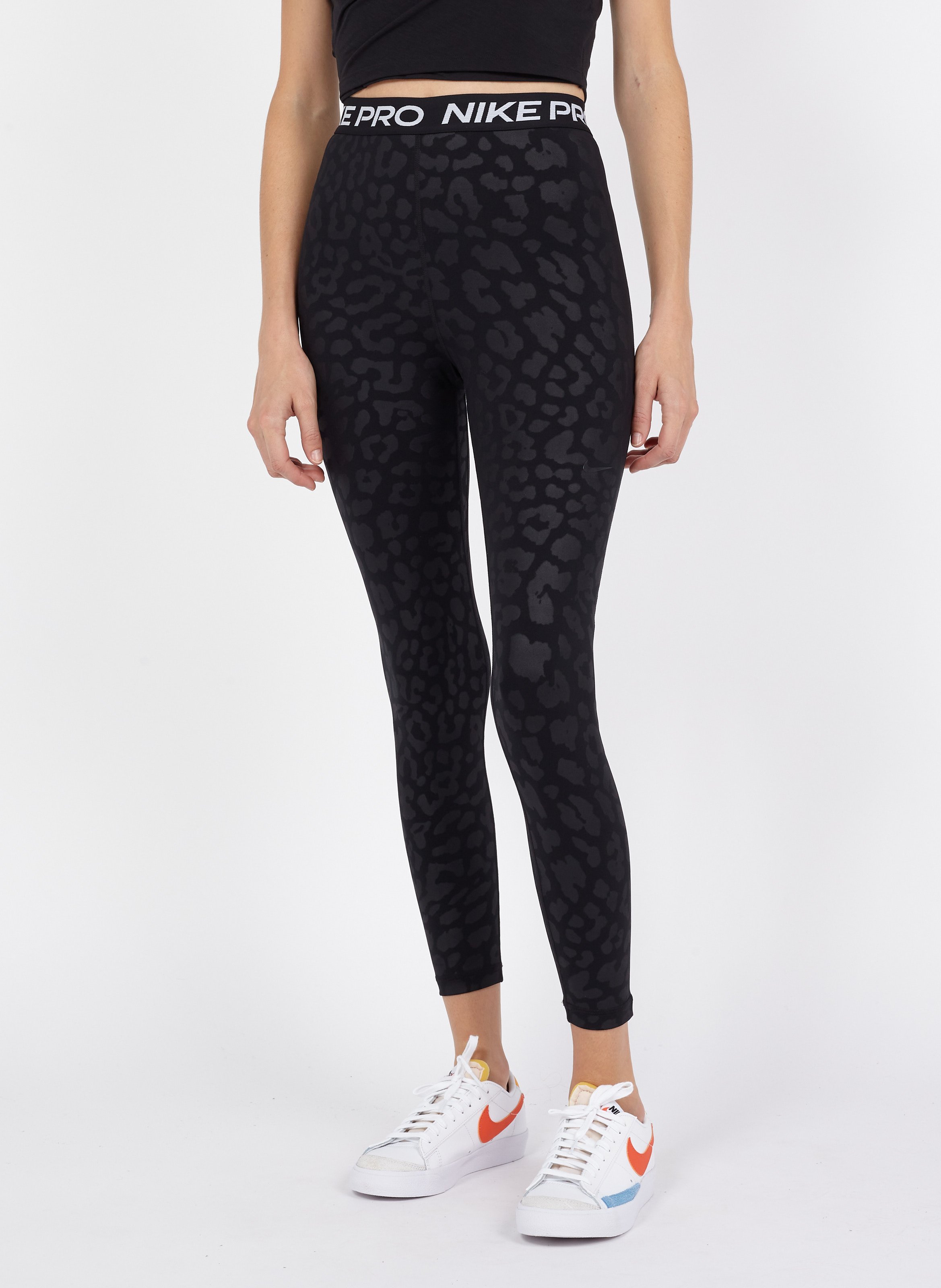 Nike broek / Legging Legasee Swoosh in zwart 716662